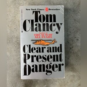 📚2/$22 - Clear And Present Danger - Tom Clancy - Military Novel Action Packed